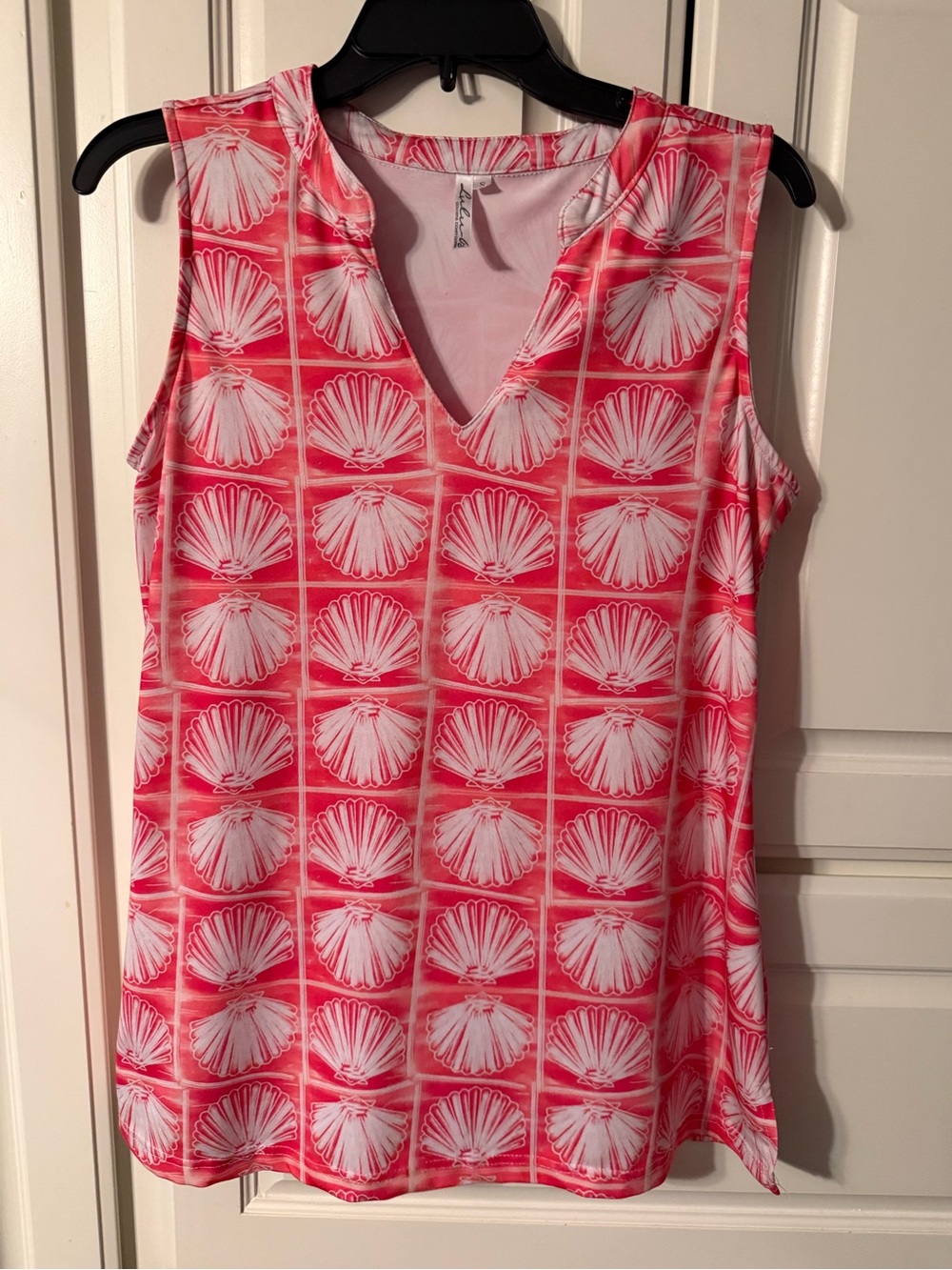 Lulu-B Pink Shell-Print V-Neck Tank size small